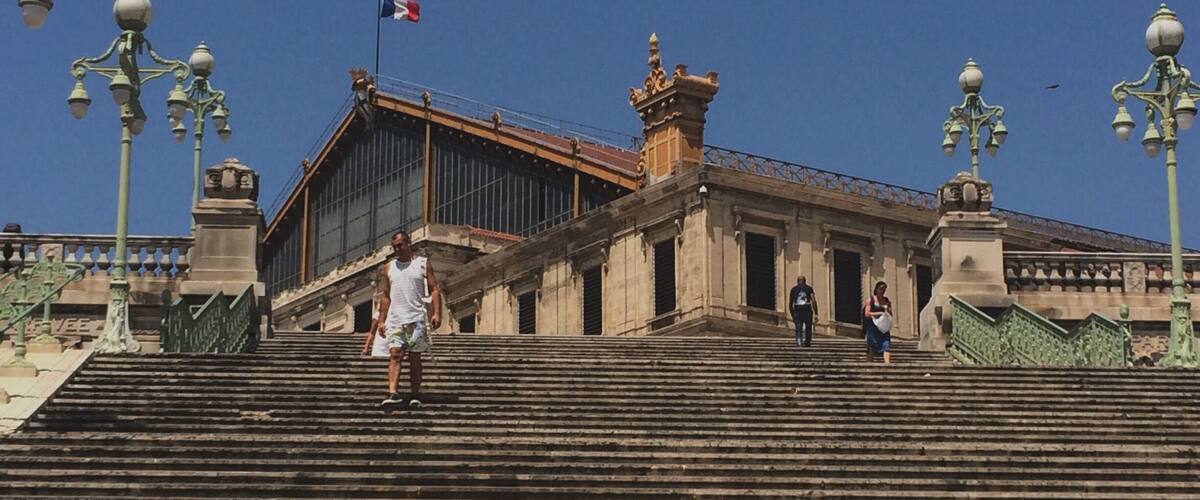 Un, deux, trois. Marseille stairs (scene)