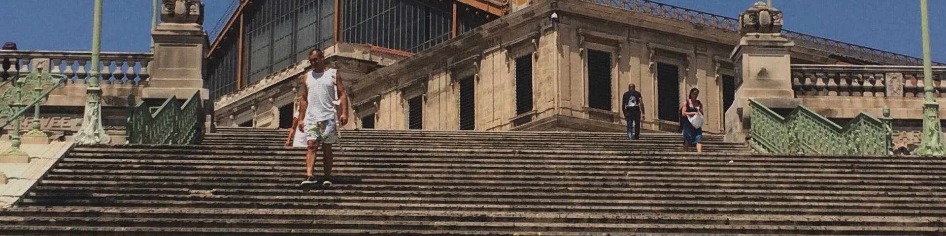 Un, deux, trois. Marseille stairs (scene)