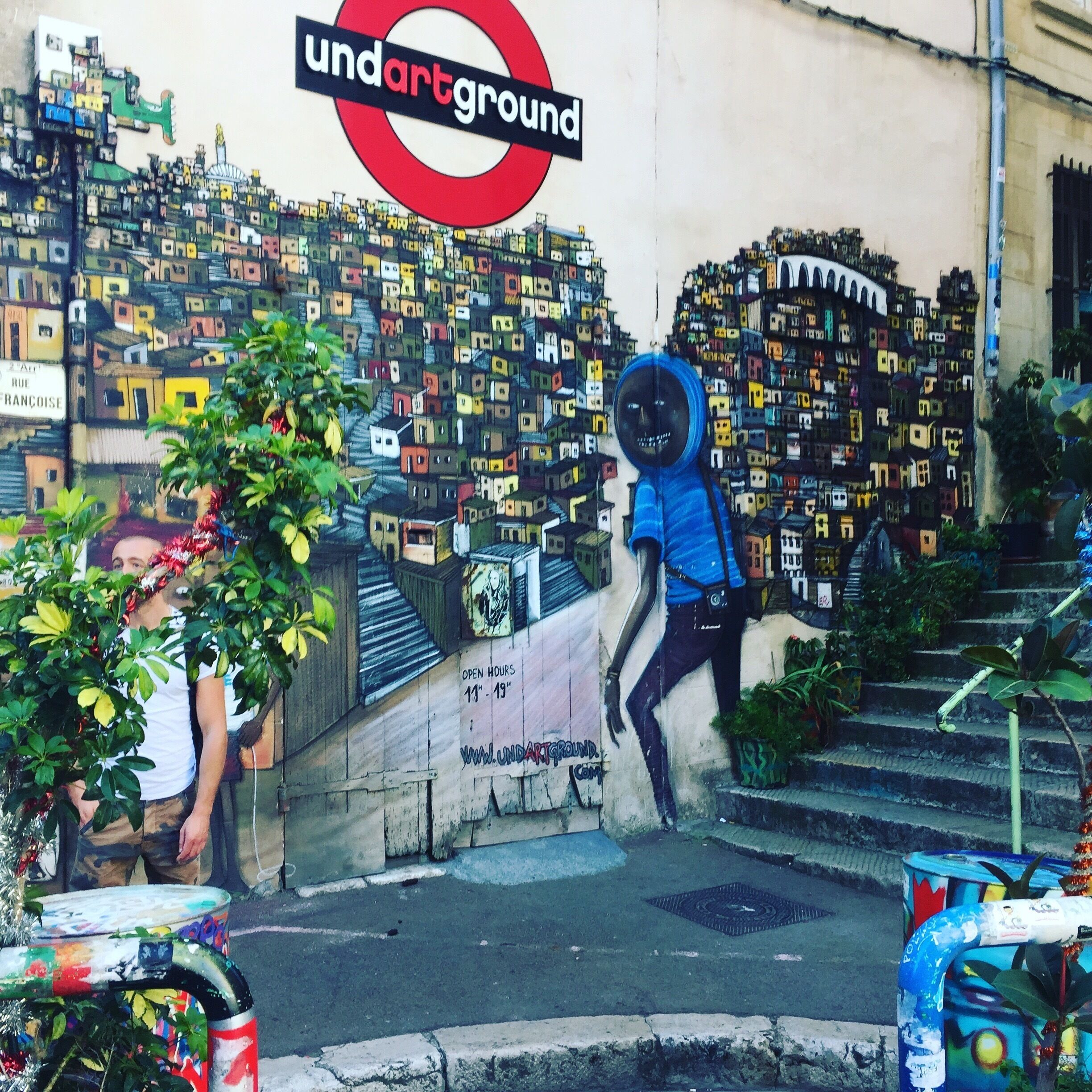 Jolie petite ruelle des artistes de Marseille avec beaucoup de street art à découvrir lors d'une balade en matinée loin de la foule de touristes 