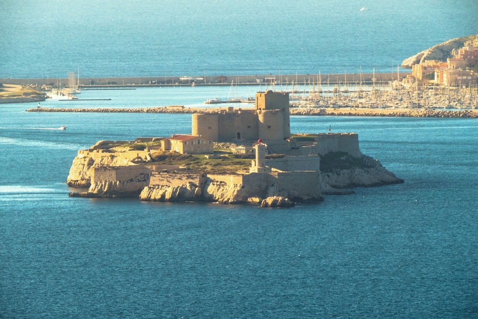 Une forteresse côtière située sur une petite île entourée d’eau.