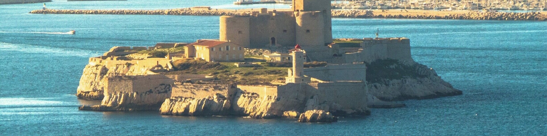 Fin décembre 2016, le château d'IF depuis Notre dame de la Garde a MARSEILLE
