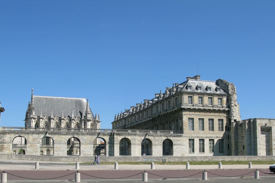 Un edificio histórico con arquitectura gótica, que presenta arcos apuntados y ornamentación de piedra detallada.