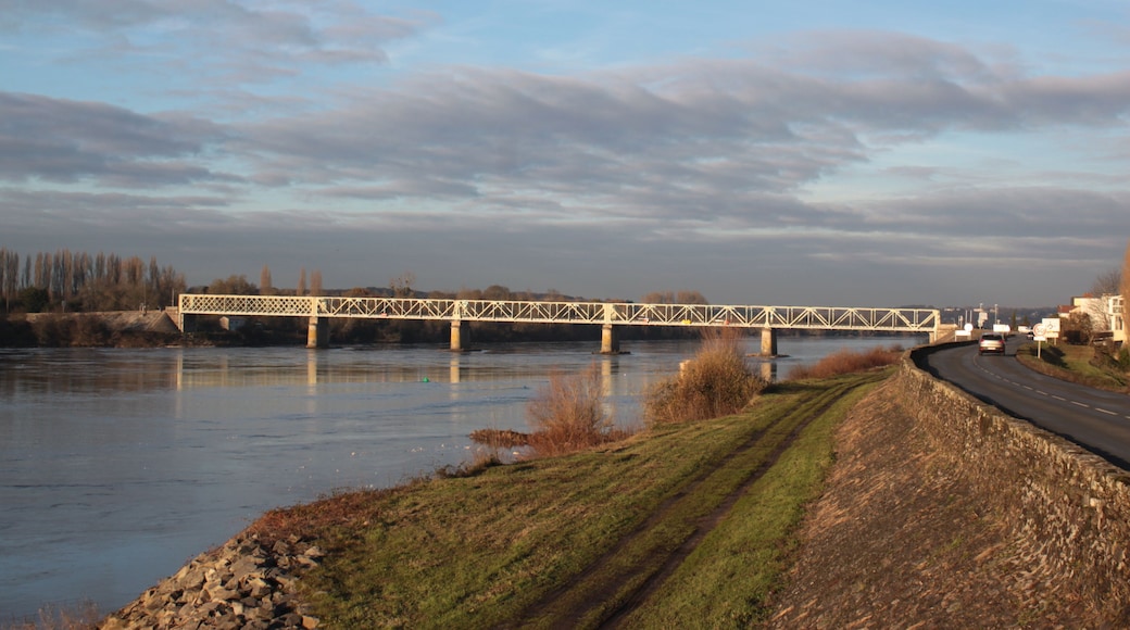 Loire river, Divatte levee and Thouaré-sur-Loire bridge from slipway #83, Fr-44-Saint-Julien-de-Concelles.
