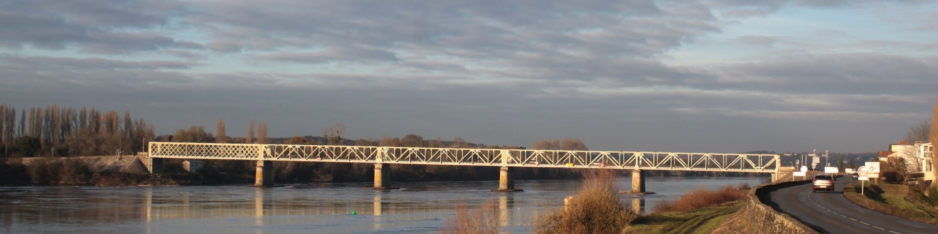 Loire river, Divatte levee and Thouaré-sur-Loire bridge from slipway #83, Fr-44-Saint-Julien-de-Concelles.