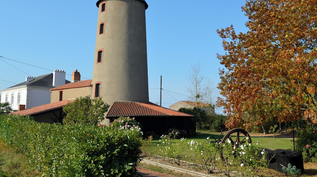 This building is indexed in the Base Mérimée, a database of architectural heritage maintained by the French Ministry of Culture, under the reference PA00108808 .