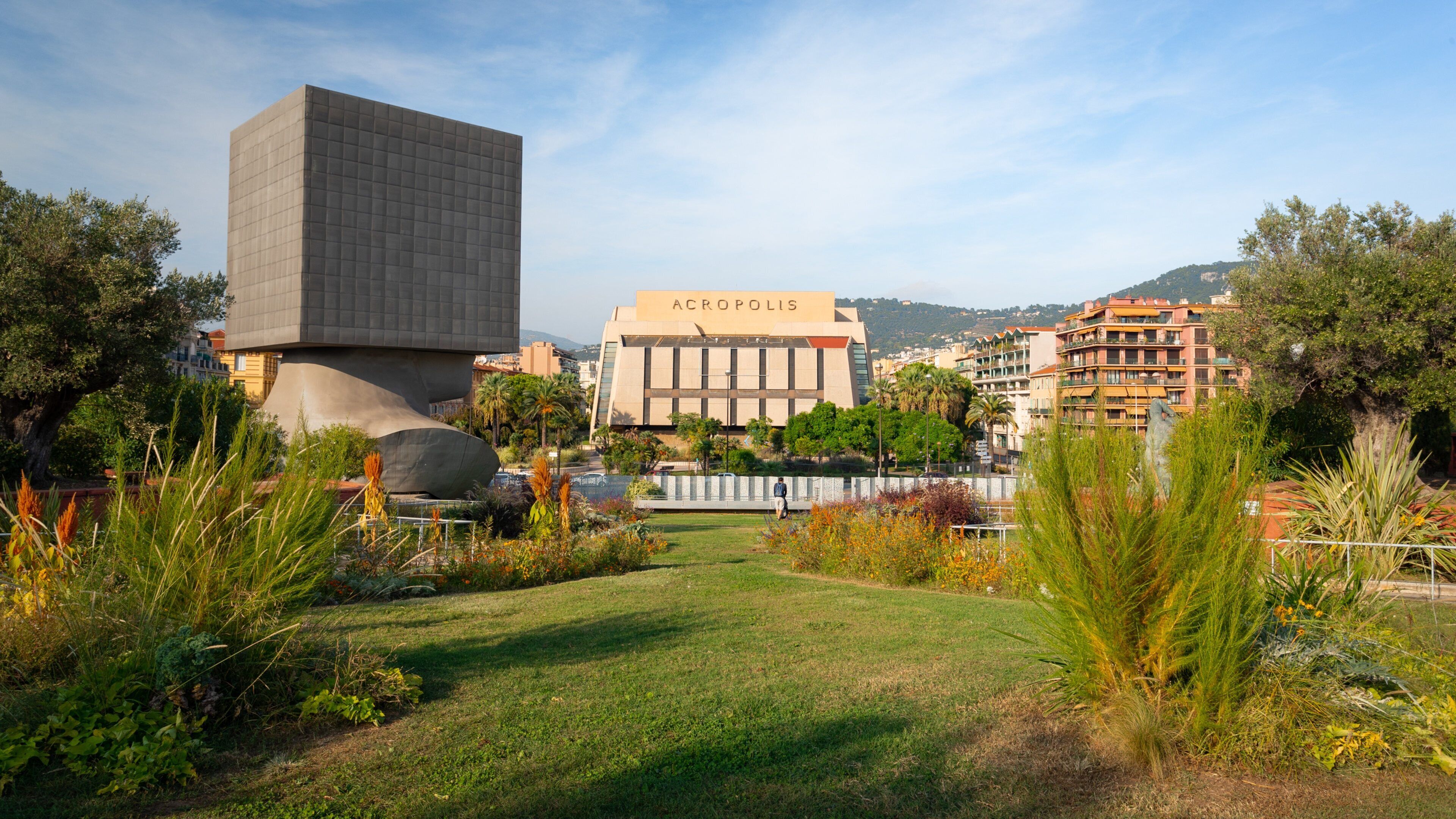 Cimiez which includes outdoor art and a garden