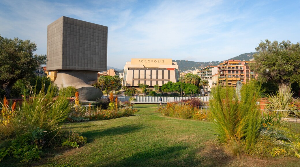 Cimiez which includes outdoor art and a garden