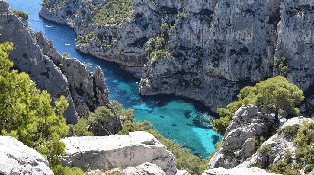 Hiking the #Calanques in #Marseilles was by far one of the highlights of our half a year abroad. #France in the summertime is so gorgeous! You can read more about how to find and hike this trail, as well as the best time to go in my detailed blog post below. I couldn't stop taking photos of this turquoise water!
https://contoursofatravelersmap.com/2017/08/23/hiking-the-calanques-cassis-france/
#lifeatexpedia
#naturephotography
#hiketheworld
#travel
#france
#blue