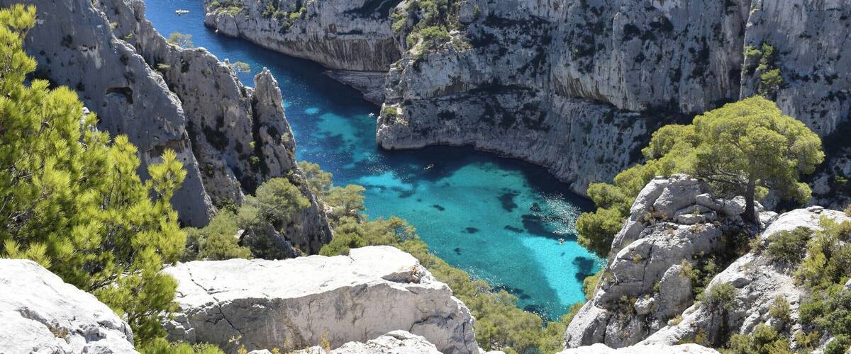 Hiking the #Calanques in #Marseilles was by far one of the highlights of our half a year abroad. #France in the summertime is so gorgeous! You can read more about how to find and hike this trail, as well as the best time to go in my detailed blog post below. I couldn't stop taking photos of this turquoise water!
https://contoursofatravelersmap.com/2017/08/23/hiking-the-calanques-cassis-france/
#lifeatexpedia
#naturephotography
#hiketheworld
#travel
#france
#blue