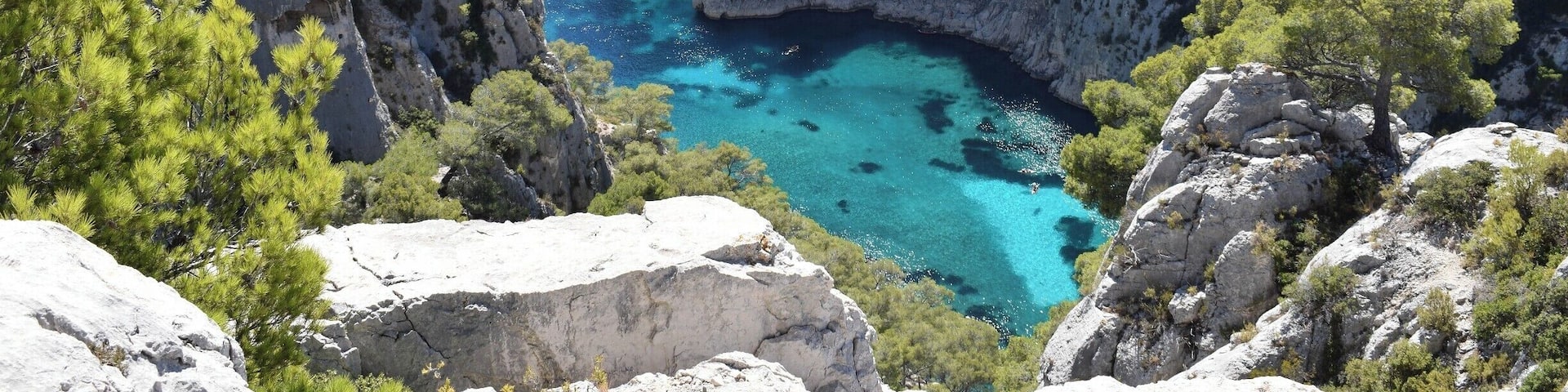 Hiking the #Calanques in #Marseilles was by far one of the highlights of our half a year abroad. #France in the summertime is so gorgeous! You can read more about how to find and hike this trail, as well as the best time to go in my detailed blog post below. I couldn't stop taking photos of this turquoise water!
https://contoursofatravelersmap.com/2017/08/23/hiking-the-calanques-cassis-france/
#lifeatexpedia
#naturephotography
#hiketheworld
#travel
#france
#blue