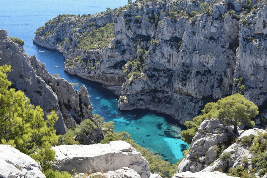 Hiking the #Calanques in #Marseilles was by far one of the highlights of our half a year abroad. #France in the summertime is so gorgeous! You can read more about how to find and hike this trail, as well as the best time to go in my detailed blog post below. I couldn't stop taking photos of this turquoise water!
https://contoursofatravelersmap.com/2017/08/23/hiking-the-calanques-cassis-france/
#lifeatexpedia
#naturephotography
#hiketheworld
#travel
#france
#blue