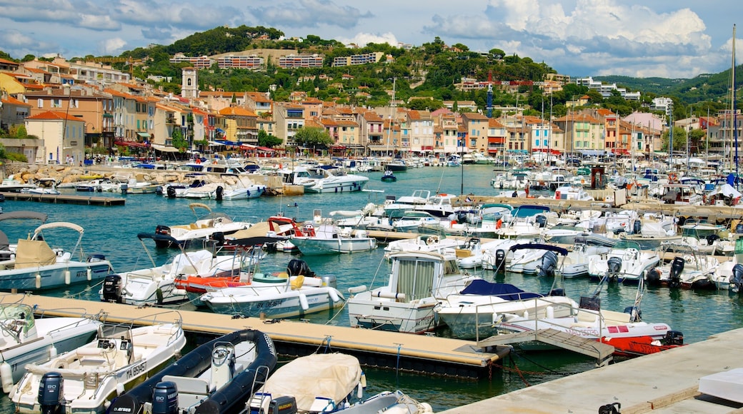 Cassis som omfatter en marina, en kystby og udsigt over kystområde