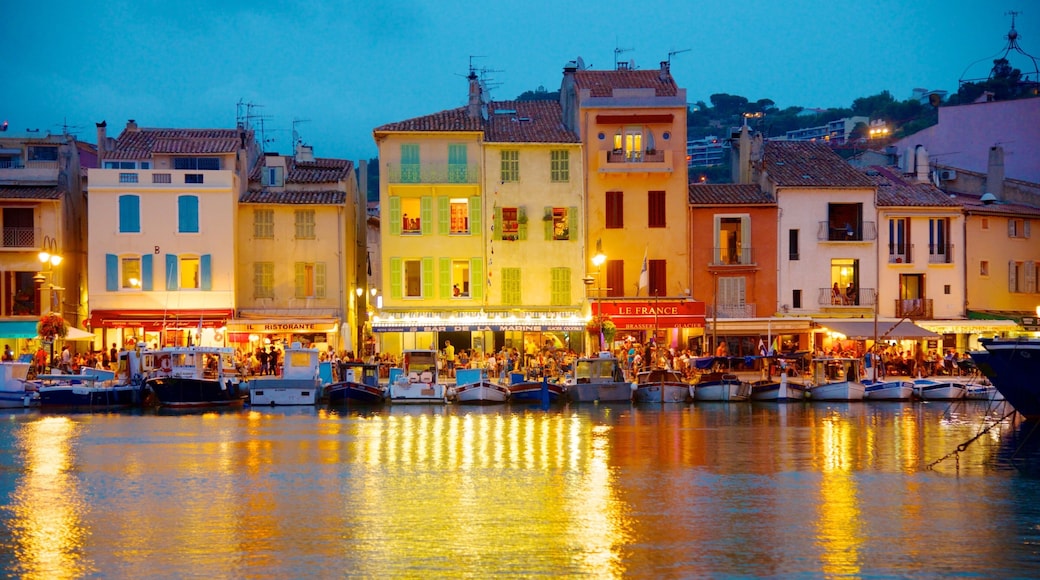 Cassis som omfatter natteliv, en kystby og en bugt eller havn