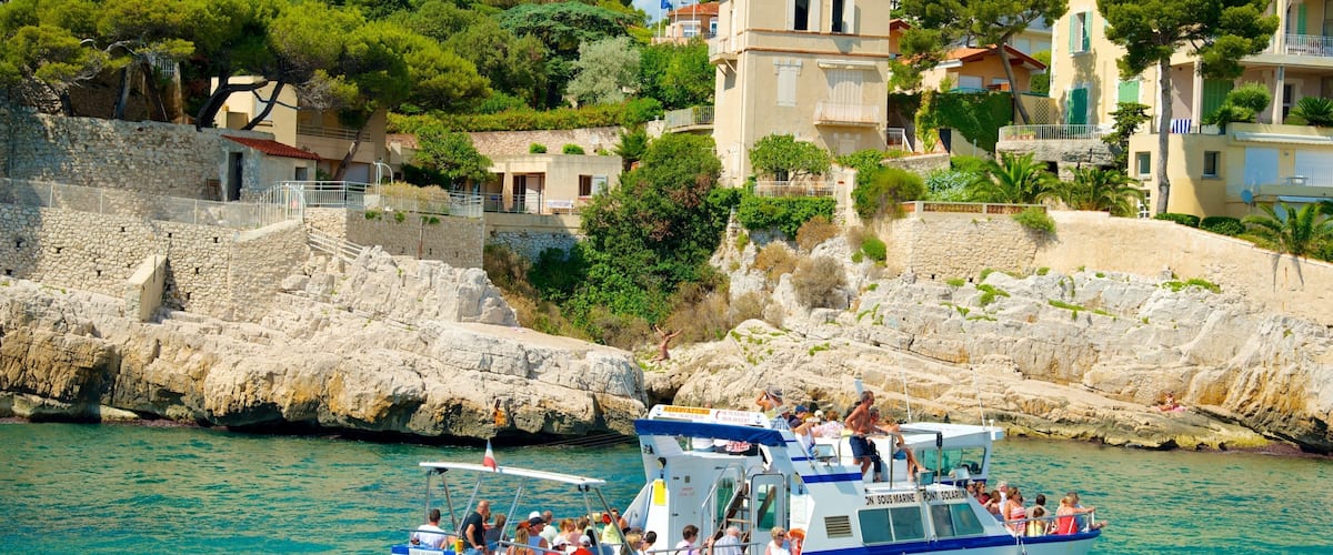 Cassis montrant navigation, côte escarpée et ville côtière