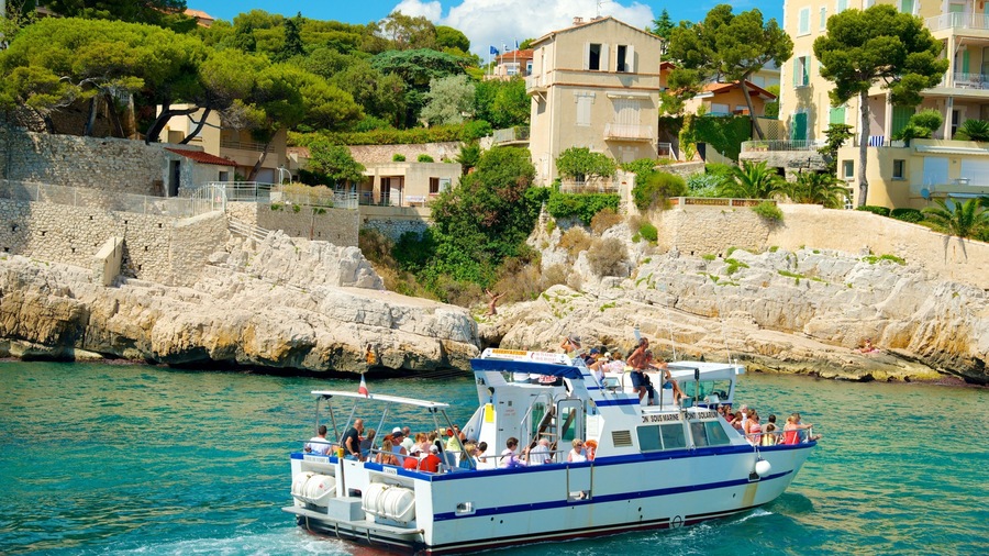 Cassis showing a coastal town, general coastal views and rugged coastline