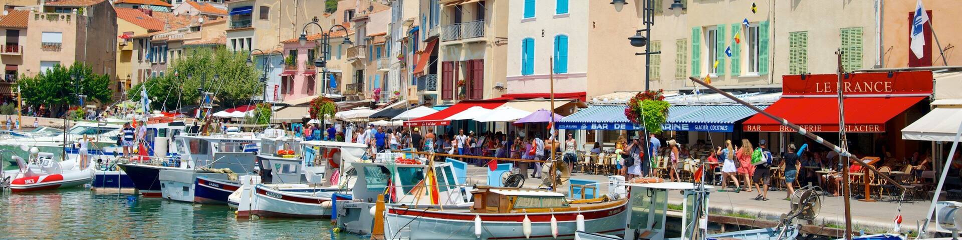 Cassis showing a coastal town, a bay or harbor and general coastal views