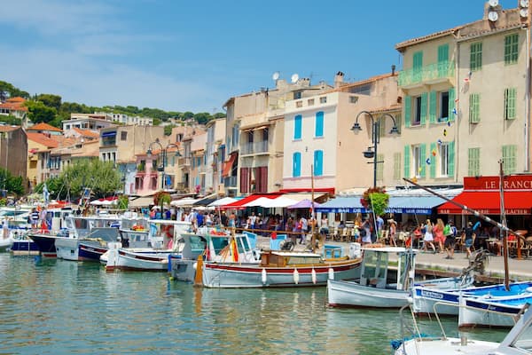 Cassis showing a coastal town, a bay or harbor and general coastal views