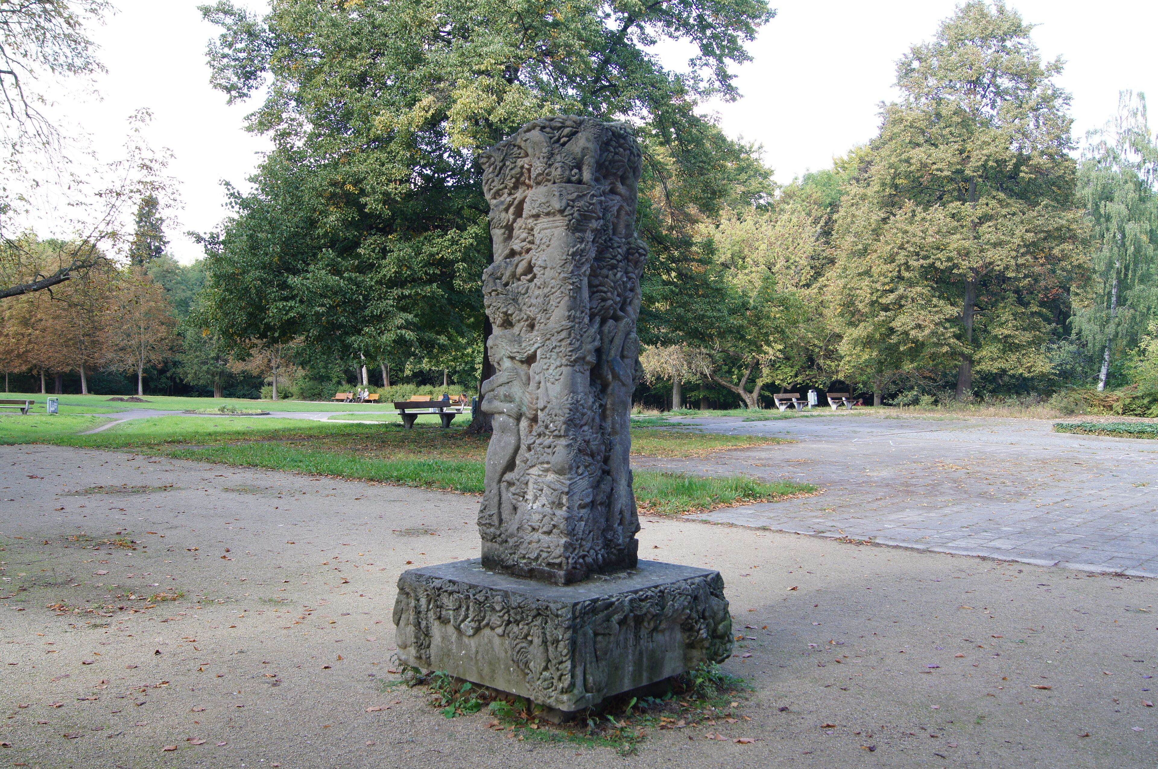 Skulptur "Mitwelt" von Karl Blümel im Schlosspark Berlin-Buch