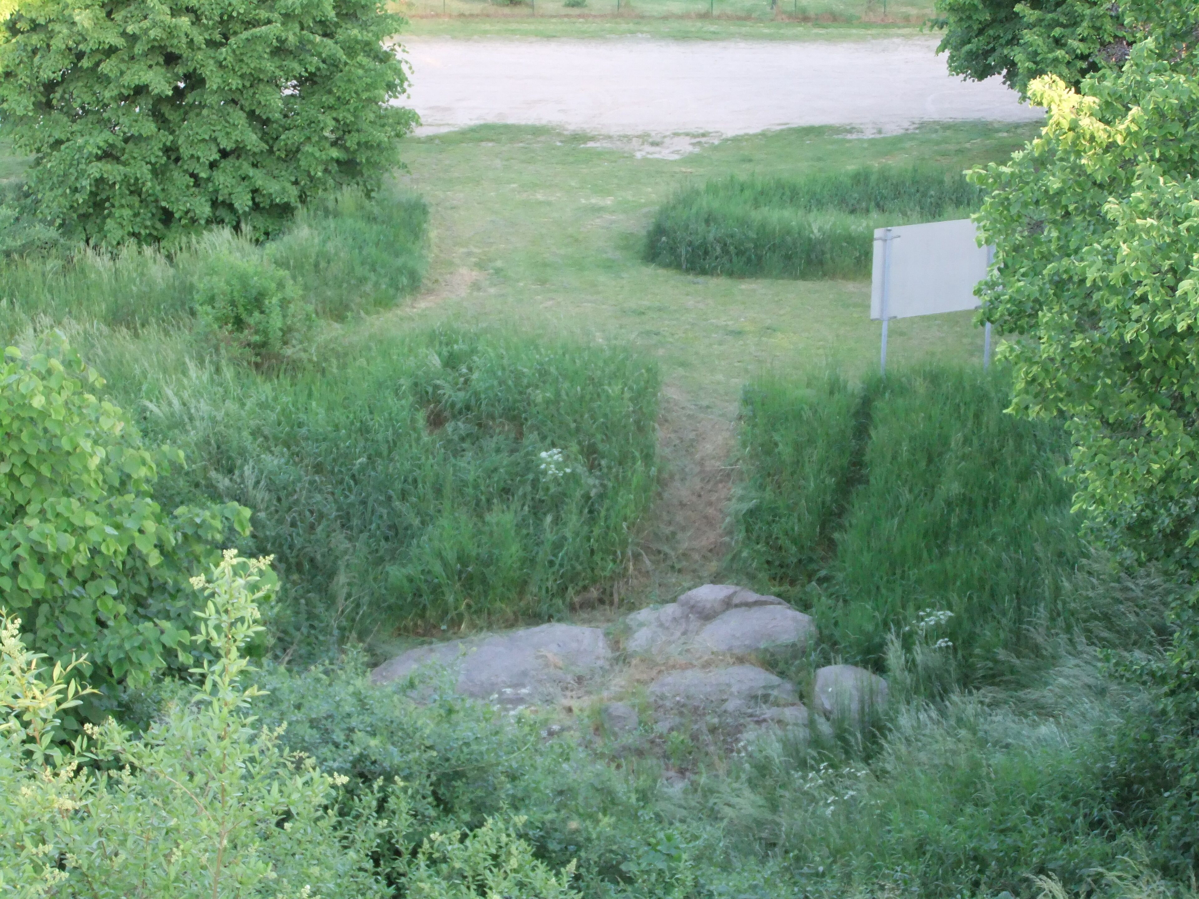 Naturdenkmal Großer Stein von Buchholz in Berlin, Blick von der Bucher Straße in süd-östlicher Richtung
