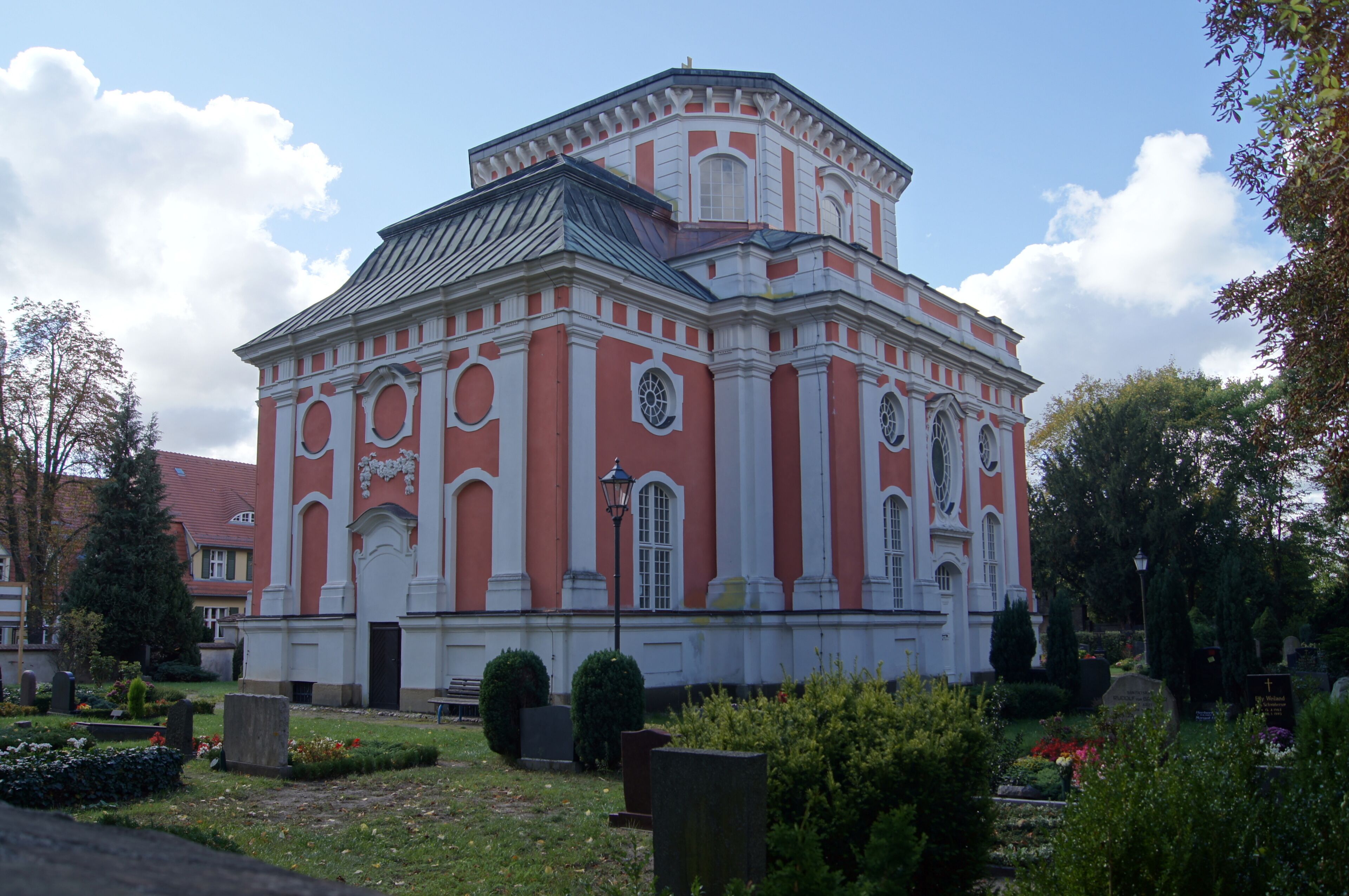 This is a photograph of an architectural monument. It is on the list of cultural monuments of Berlin, no. 09050466