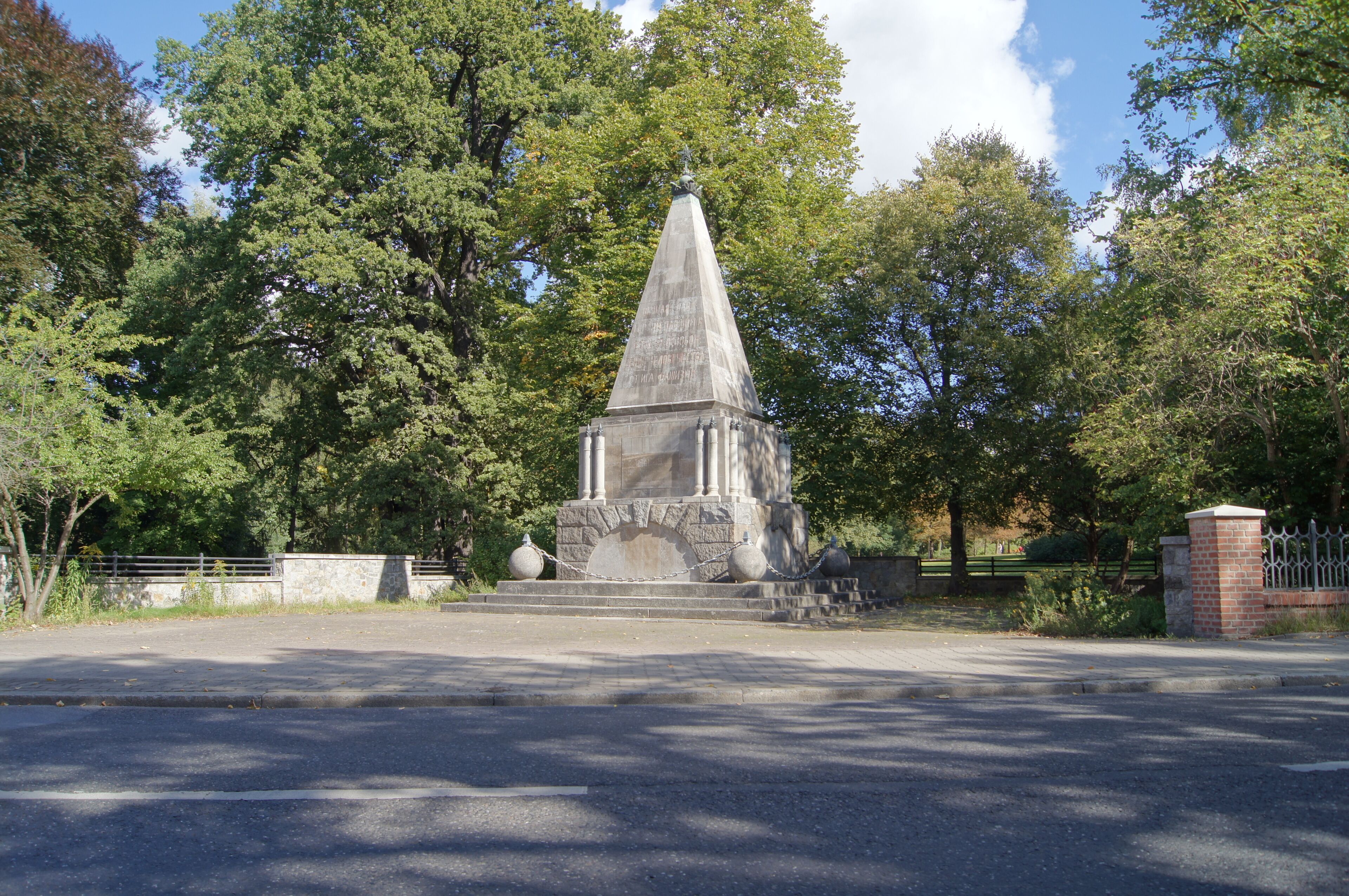 This is a photograph of an architectural monument. It is on the list of cultural monuments of Berlin, no. 09050175