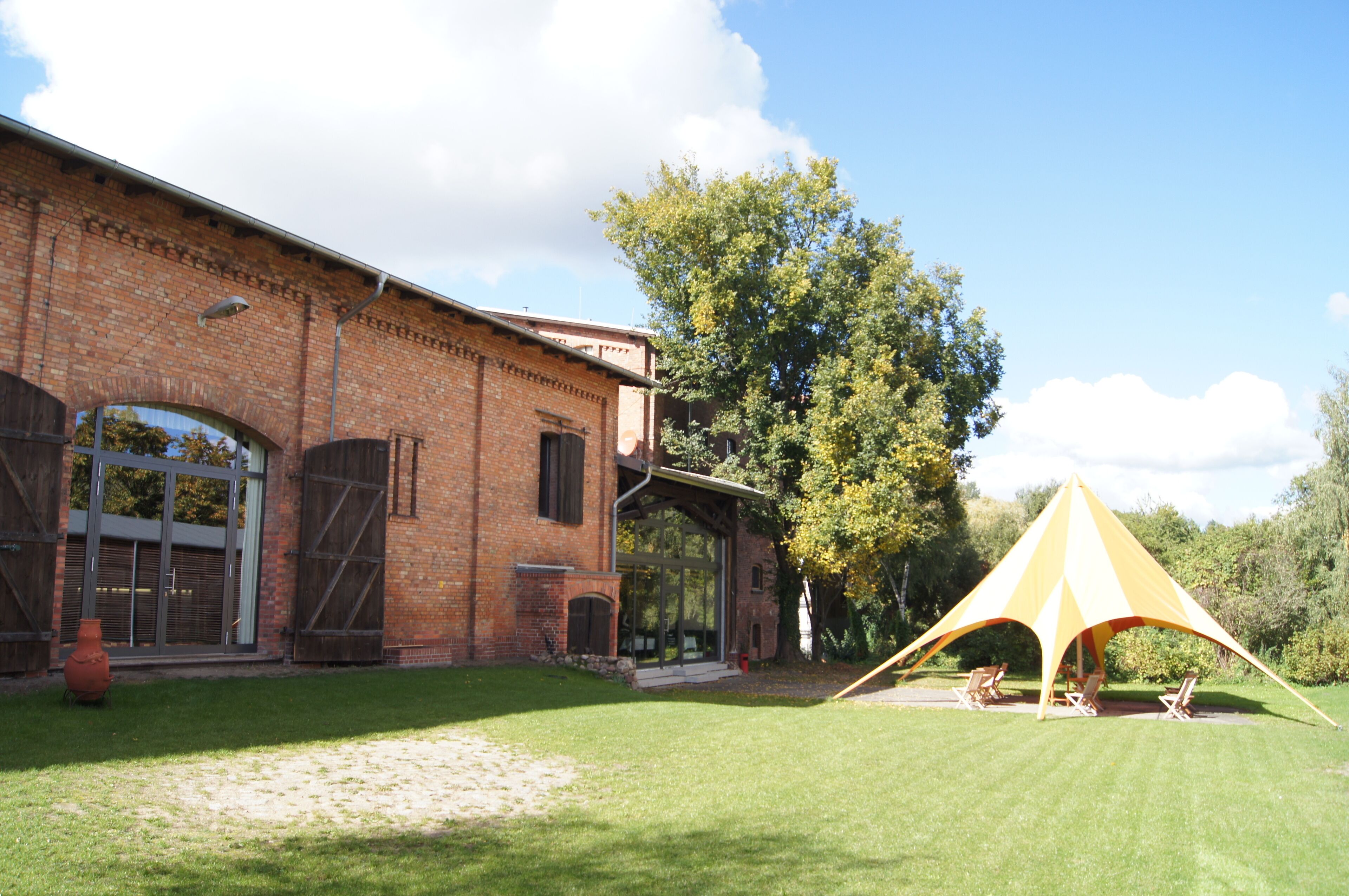 This is a photograph of an architectural monument. It is on the list of cultural monuments of Berlin, no. 09050467