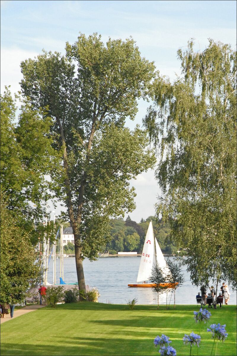 La région de Wannsee est propice à la détente, c'est un lieu de baignade, de voile et de tourisme très fréquenté. Une grande plage a été aménagée au début des années 30 pour favoriser le sport. Autour du lac, la haute bourgeoisie berlinoise a fait construire de somptueuses villas dès la fin du 19ème siècle.