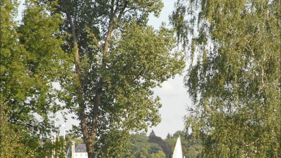 La région de Wannsee est propice à la détente, c'est un lieu de baignade, de voile et de tourisme très fréquenté. Une grande plage a été aménagée au début des années 30 pour favoriser le sport. Autour du lac, la haute bourgeoisie berlinoise a fait construire de somptueuses villas dès la fin du 19ème siècle.