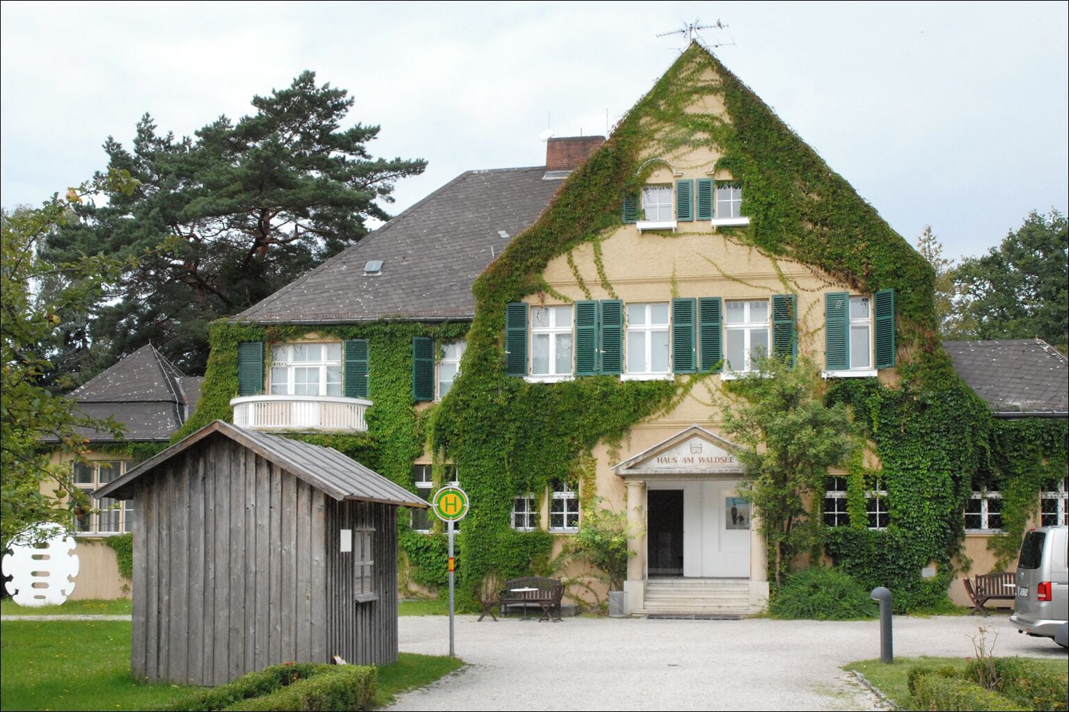 Le jardin de sculptures et la villa du centre d'art "Haus am Waldsee" Au premier plan, oeuvre de Michael Sailstorfer 1979). Wohnen mit Verkehrsanbindung (Großkatzbach), 2011 Bushaltestelle, Bett, Küche, Tisch, Stuhl, Regal, Toilette, Tür, Licht, Strom, Wasser Le centre d'art "Haus am Waldsee", situé en bordure du lac Waldsee, a été l'un des premiers en Allemagne de l'Ouest à diffuser de l'art contemporain après la guerre. Le centre dispose d'une villa avec des salles d'exposition et d'un parc dans lequel des sculptures sont présentées. Dans le parc, on peut visiter le Loftcube de Werner Aisslinger, une maison en verre habitable et mobile, construite sur pilotis. Site du centre d'art contemporain Haus am waldsee www.hausamwaldsee.de/index.php?lang=en