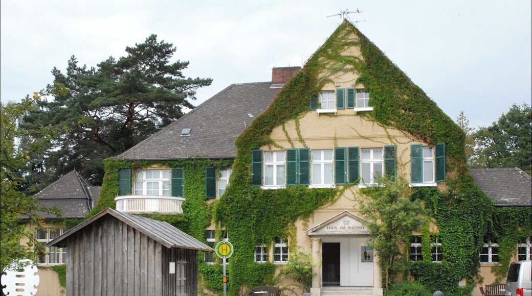 Le jardin de sculptures et la villa du centre d'art "Haus am Waldsee" Au premier plan, oeuvre de Michael Sailstorfer 1979). Wohnen mit Verkehrsanbindung (Großkatzbach), 2011 Bushaltestelle, Bett, Küche, Tisch, Stuhl, Regal, Toilette, Tür, Licht, Strom, Wasser Le centre d'art "Haus am Waldsee", situé en bordure du lac Waldsee, a été l'un des premiers en Allemagne de l'Ouest à diffuser de l'art contemporain après la guerre. Le centre dispose d'une villa avec des salles d'exposition et d'un parc dans lequel des sculptures sont présentées. Dans le parc, on peut visiter le Loftcube de Werner Aisslinger, une maison en verre habitable et mobile, construite sur pilotis. Site du centre d'art contemporain Haus am waldsee www.hausamwaldsee.de/index.php?lang=en