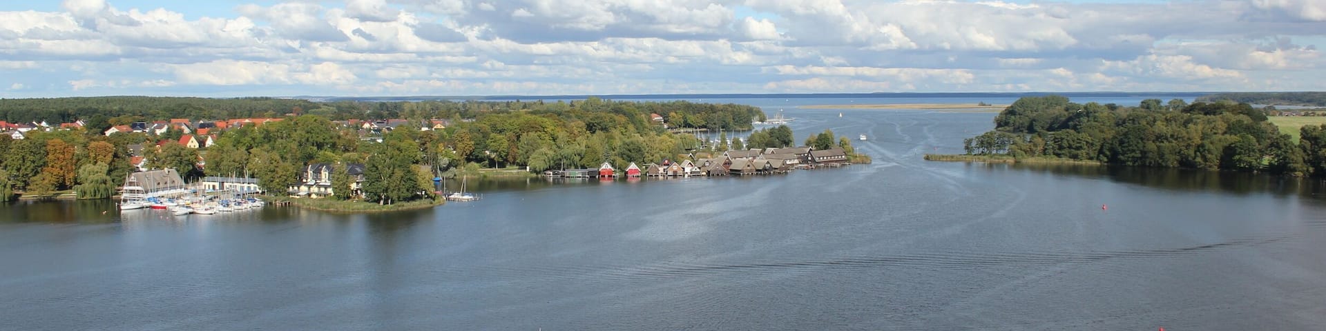 Přistaw w Röbelu při Moricy, Mecklenburgsko-Předpomorska.