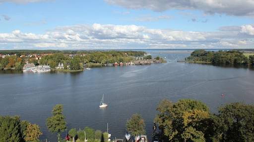 Přistaw w Röbelu při Moricy, Mecklenburgsko-Předpomorska.