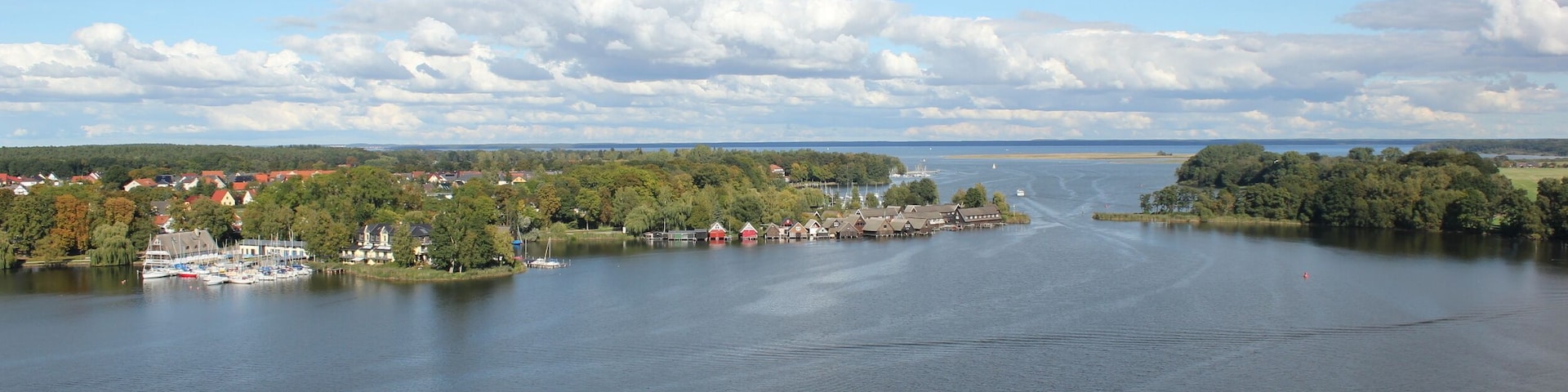 Přistaw w Röbelu při Moricy, Mecklenburgsko-Předpomorska.