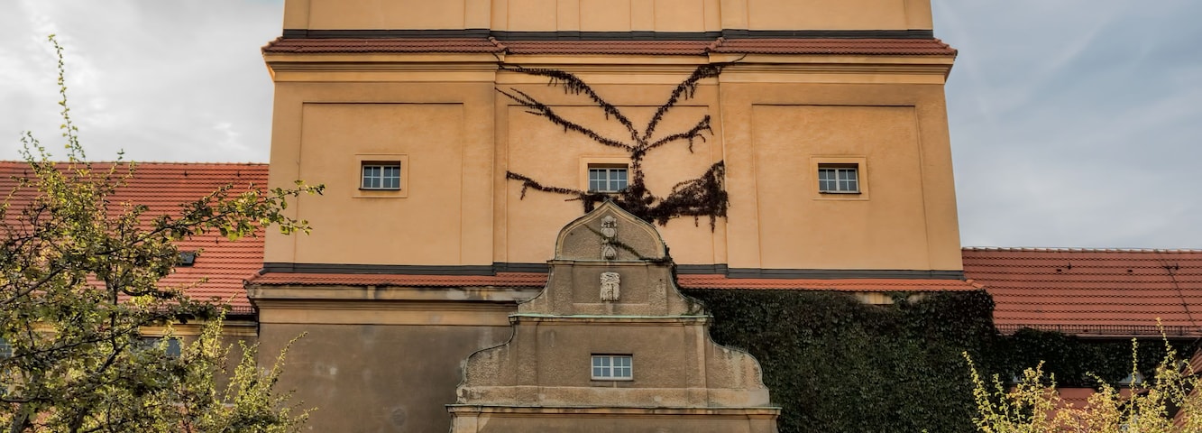 Eine große Kirche mit zwei Türmen und einem zentralen Eingang.