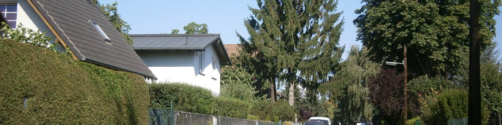 Meißner Weg ist eine Straße in Berlin-Buckow. Hier von Ecke Bitterfelder Weg nach Nord gesehen.