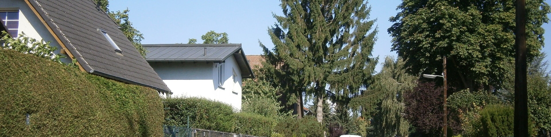 Meißner Weg ist eine Straße in Berlin-Buckow. Hier von Ecke Bitterfelder Weg nach Nord gesehen.
