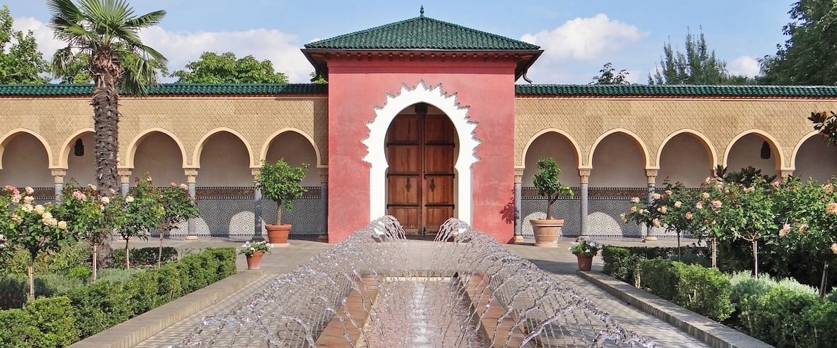 Ouvert en juillet 2005, dans le parc des jardins du monde de Marzahn, à la périphérie de Berlin, ce jardin, organisé sous forme d'un Riyâd, intègre les traditions de plusieurs pays de l'Islam. Il a été conçu par Kamel Louafi, un architecte berlinois spécialisé dans ce domaine, avec les conseils du Prof. Mohammed El Fai'z de Marrakesh. www.gruen-berlin.de/parks-gaerten/gaerten-der-welt/ueberb... L'Alhambra, les jardins du Generalife (photo dalbera) www.flickr.com/photos/dalbera/230662966/in/set-7215763242...