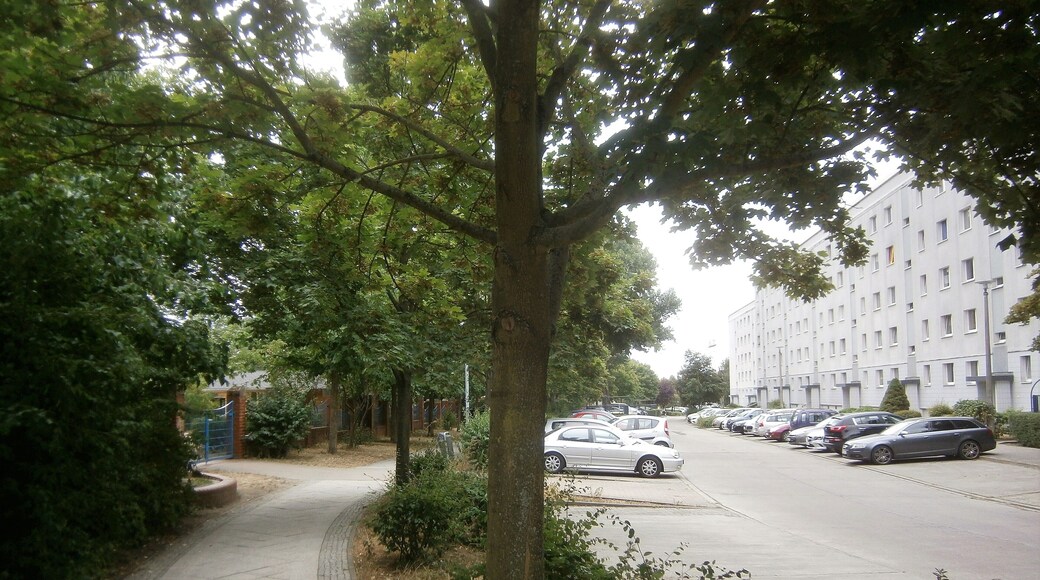 Im Ortsteil Marzahn des Berliner Bezirks Marzahn-Hellersdorf steht der Notwasserbrunnen am Geraer Ring neben der Kita #50.