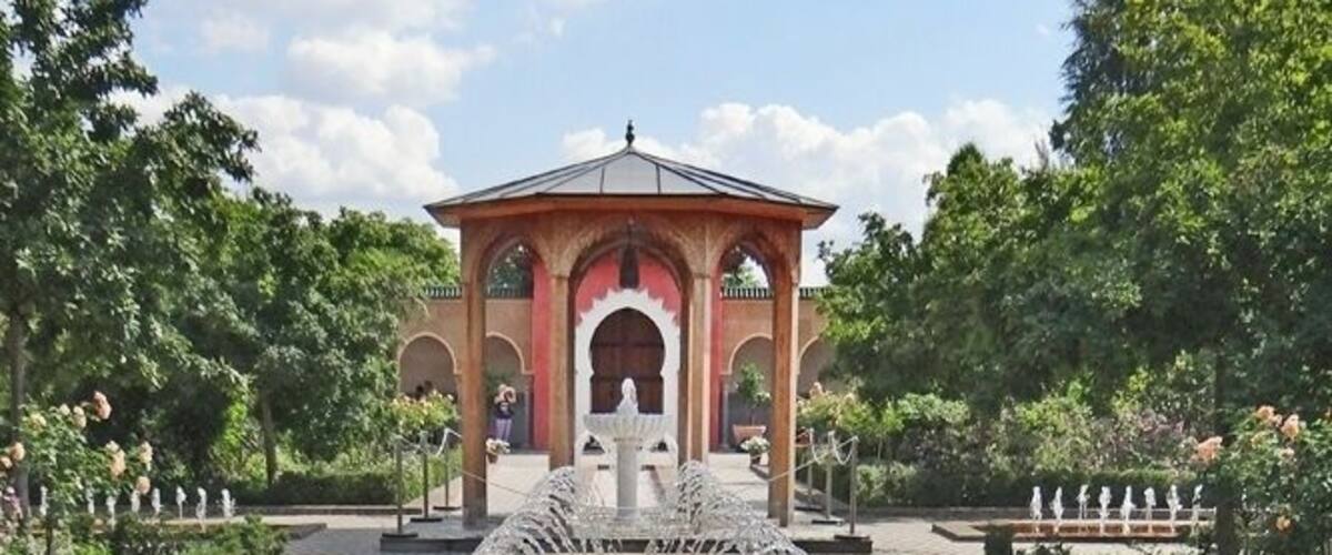 Ouvert en juillet 2005, dans le parc des jardins du monde de Marzahn, à la périphérie de Berlin, ce jardin, organisé sous forme d'un Riyâd, intègre les traditions de plusieurs pays de l'Islam. Il a été conçu par Kamel Louafi, un architecte berlinois spécialisé dans ce domaine, avec les conseils du Prof. Mohammed El Fai'z de Marrakesh. www.gruen-berlin.de/parks-gaerten/gaerten-der-welt/ueberb...