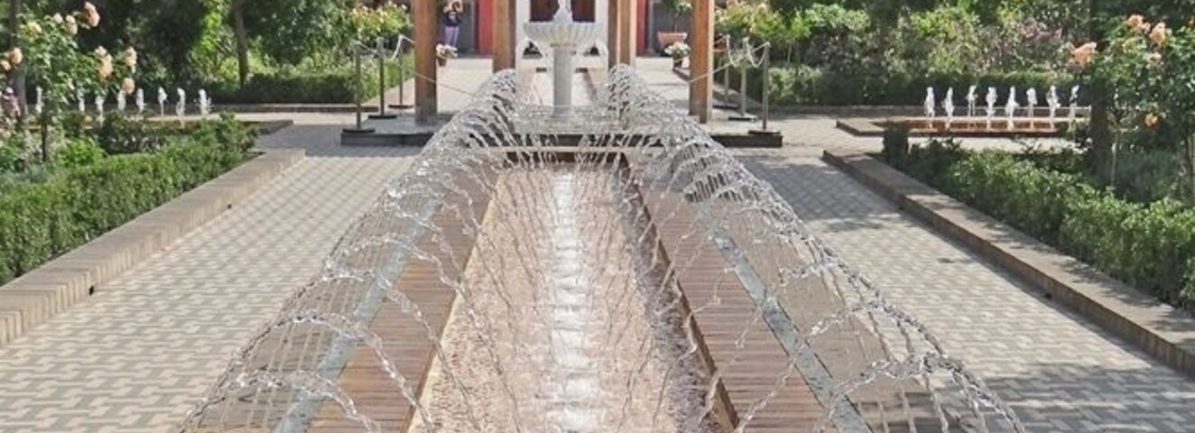 Ouvert en juillet 2005, dans le parc des jardins du monde de Marzahn, à la périphérie de Berlin, ce jardin, organisé sous forme d'un Riyâd, intègre les traditions de plusieurs pays de l'Islam. Il a été conçu par Kamel Louafi, un architecte berlinois spécialisé dans ce domaine, avec les conseils du Prof. Mohammed El Fai'z de Marrakesh. www.gruen-berlin.de/parks-gaerten/gaerten-der-welt/ueberb...