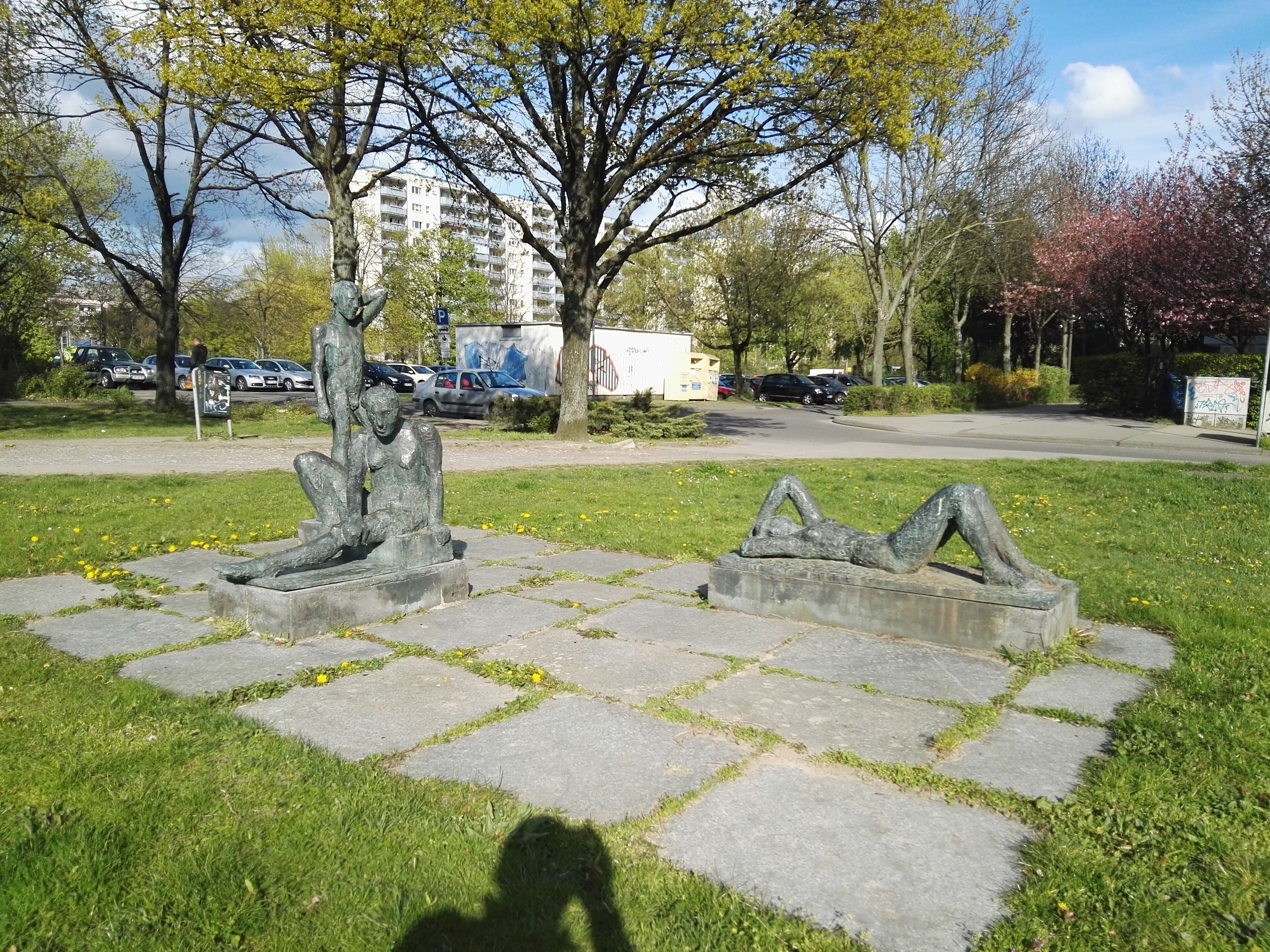 Plastiken “Stehender, Sitzende, Liegende“ von Sylvia Hagen am S-Bahnhof Mehrower Allee
