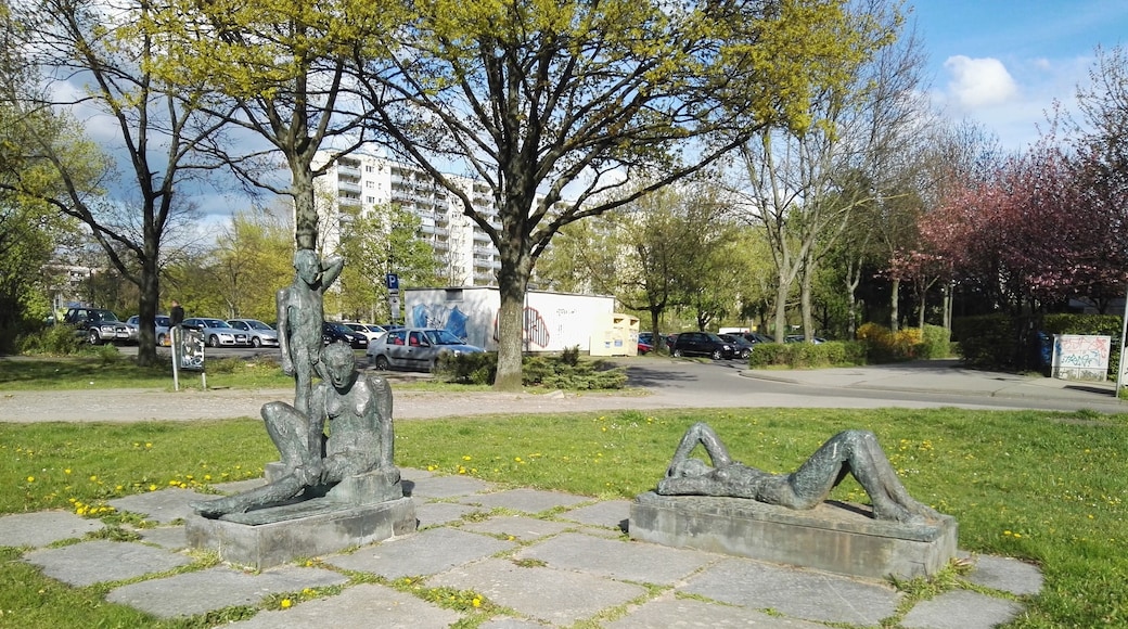 Plastiken “Stehender, Sitzende, Liegende“ von Sylvia Hagen am S-Bahnhof Mehrower Allee