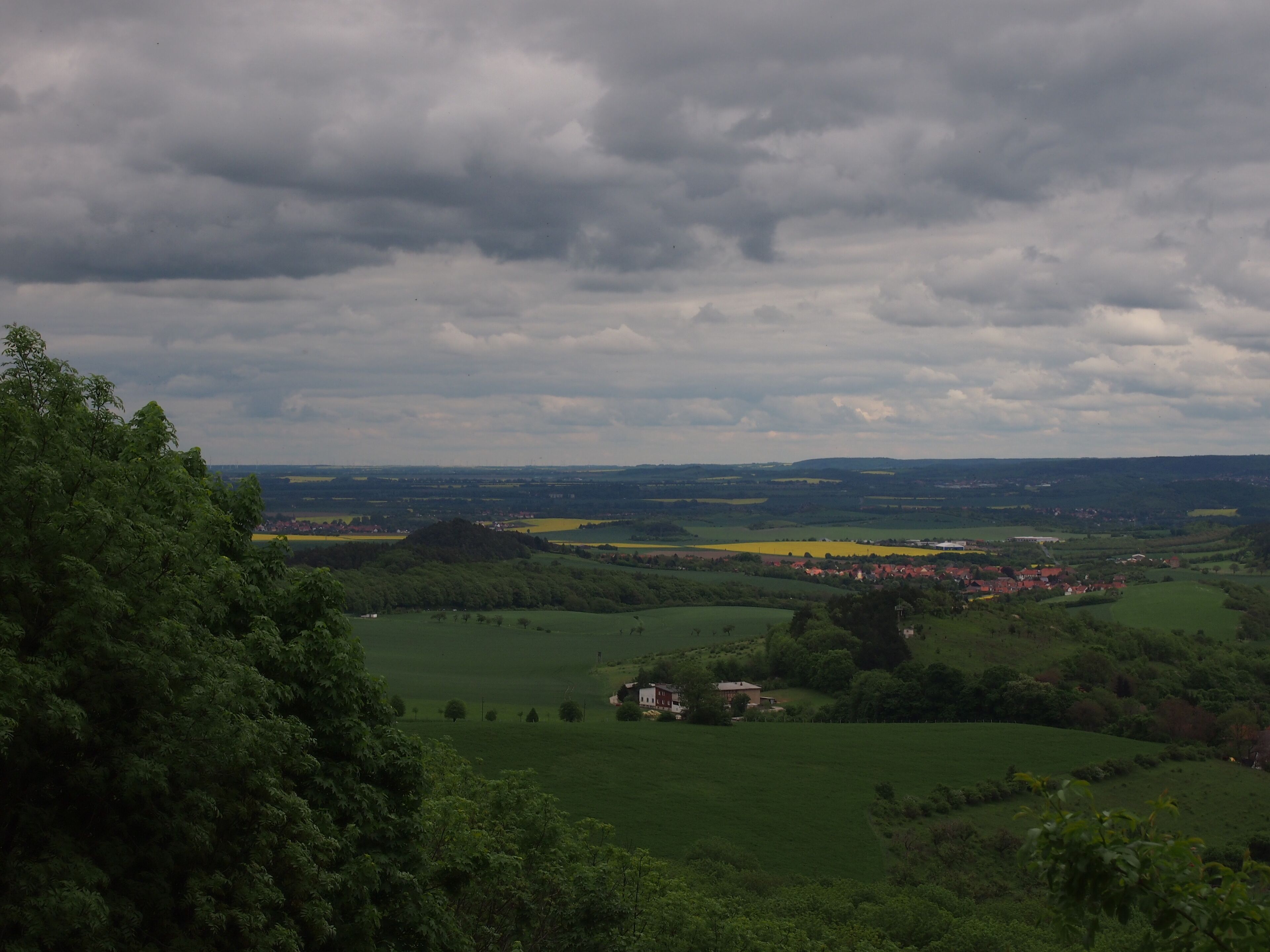 Aussicht von der Luisenburg auf Cattenstedt. Links hinten Timmenrode.
