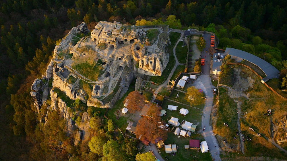 Une ancienne construction en pierre, entourée de forêt.