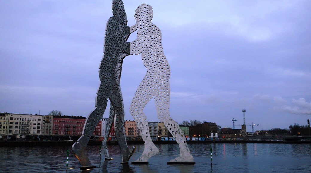 Molecule Man Sculpture, An den Treptowers