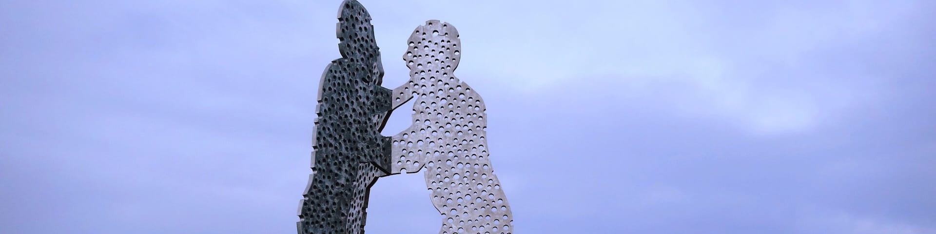 Molecule Man Sculpture, An den Treptowers