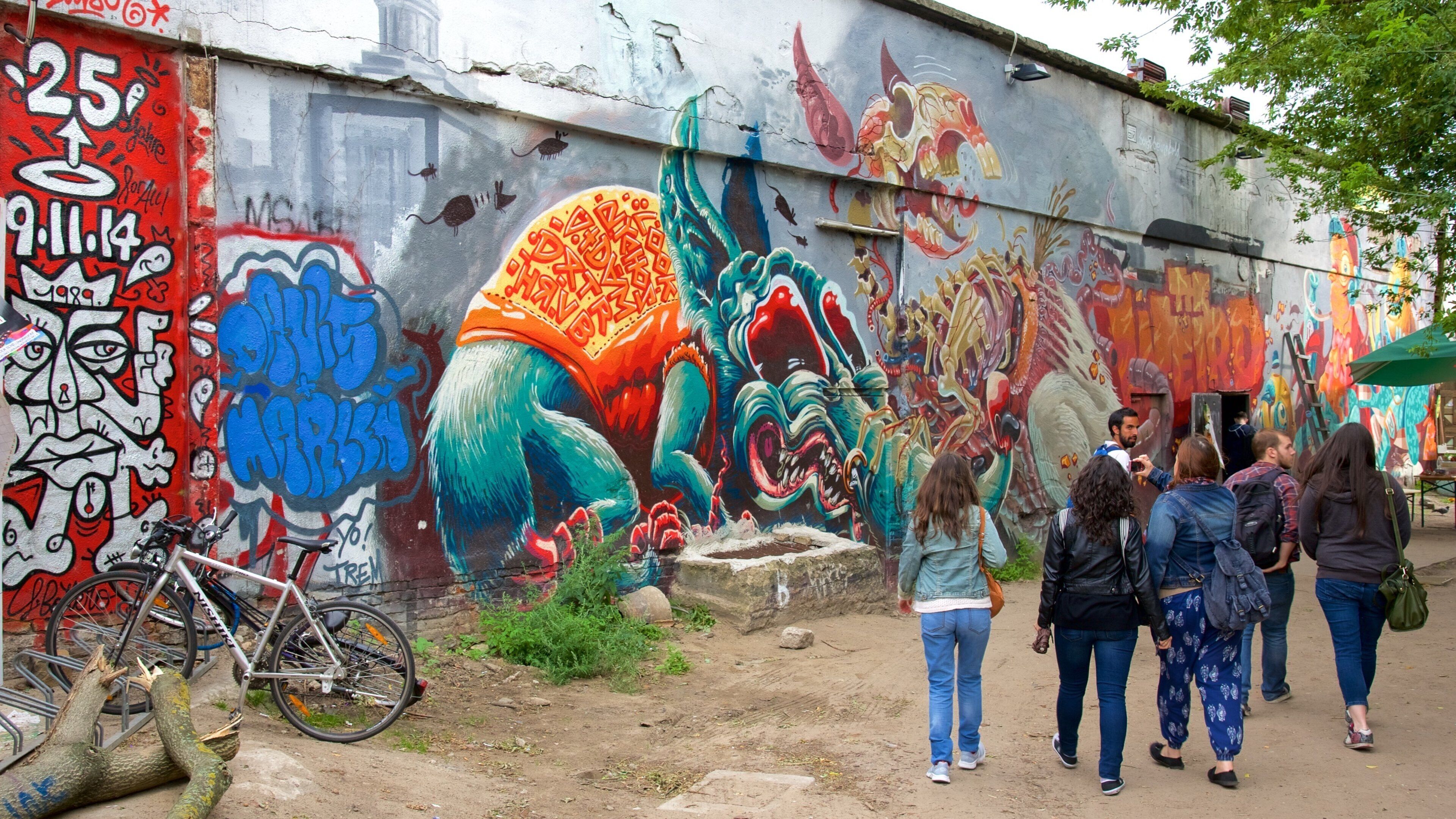 Friedrichshain showing street scenes and outdoor art