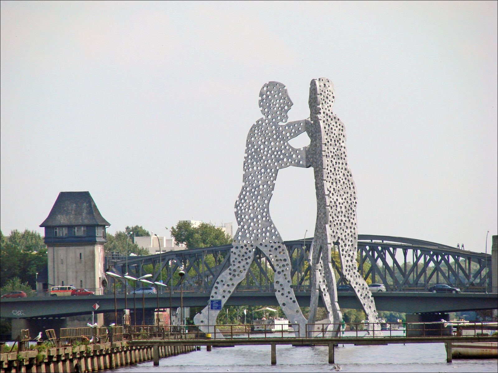 Oeuvre en Aluminium de l'artiste américain Jonathan Borofsky symbolisant la réunion de trois quartiers de la ville : Kreuzberg, Friedrichshain et Treptow après la réunification de Berlin article de Wikipedia en.wikipedia.org/wiki/Molecule_Man_%28sculpture%29