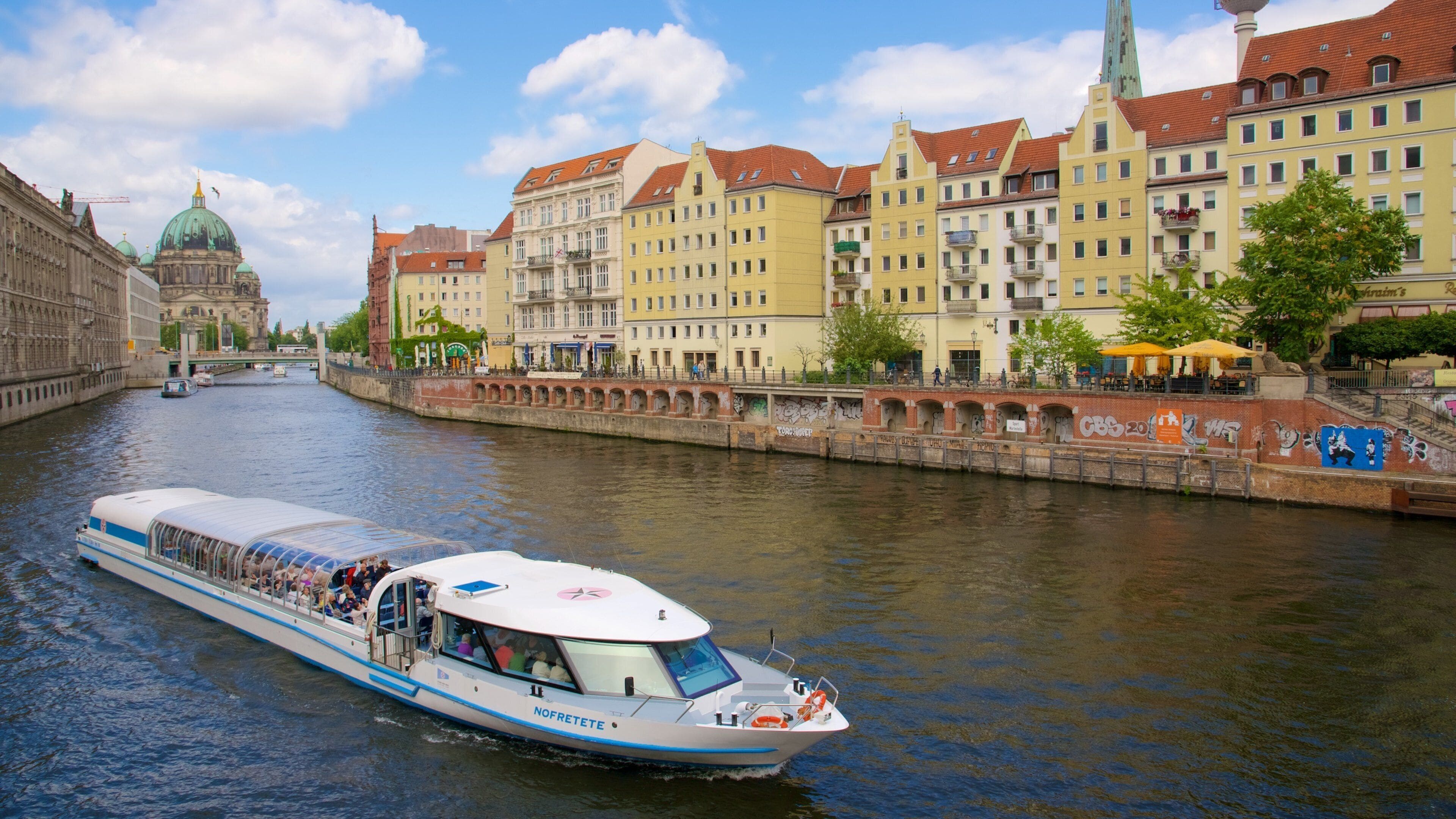 Mitte presenterar en liten stad eller by, en färja och en å eller flod