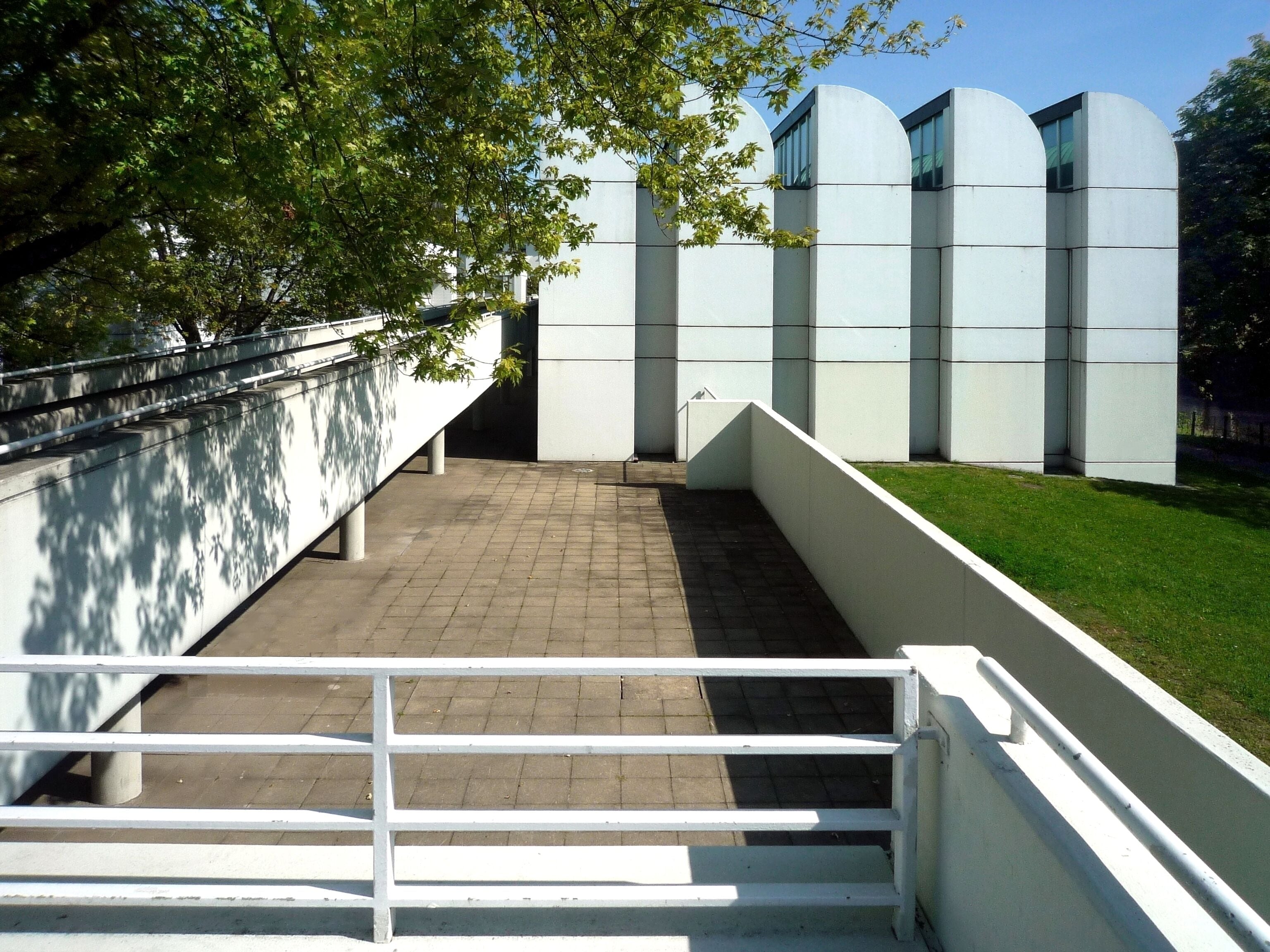 Bauhaus-Archiv, Museum für Gestaltung. Klingelhöfer Str. 14, 10785 Berlin. Fertiggestellt 1979 nach einem modifizierten Entwurf, den Walter Gropius 1964 ursprünglich für einen Standort in Darmstadt geliefert hatte. Seit 1997 unter Denkmalschutz. OBJ-Dok-Nr.: 090 50 377. Ansicht von Westen.